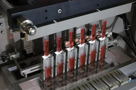 Horizontal sealing and cutting system
