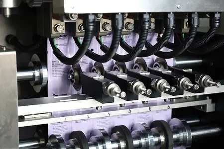 Horizontal sealing and cutting system